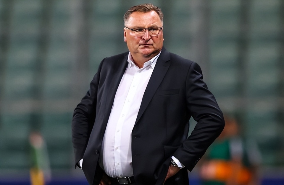 至少击败了, 手的成绩只, 足主教练的